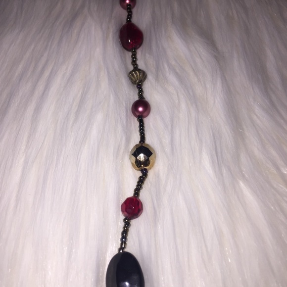 Black gold and magenta beaded necklace - Picture 2 of 3